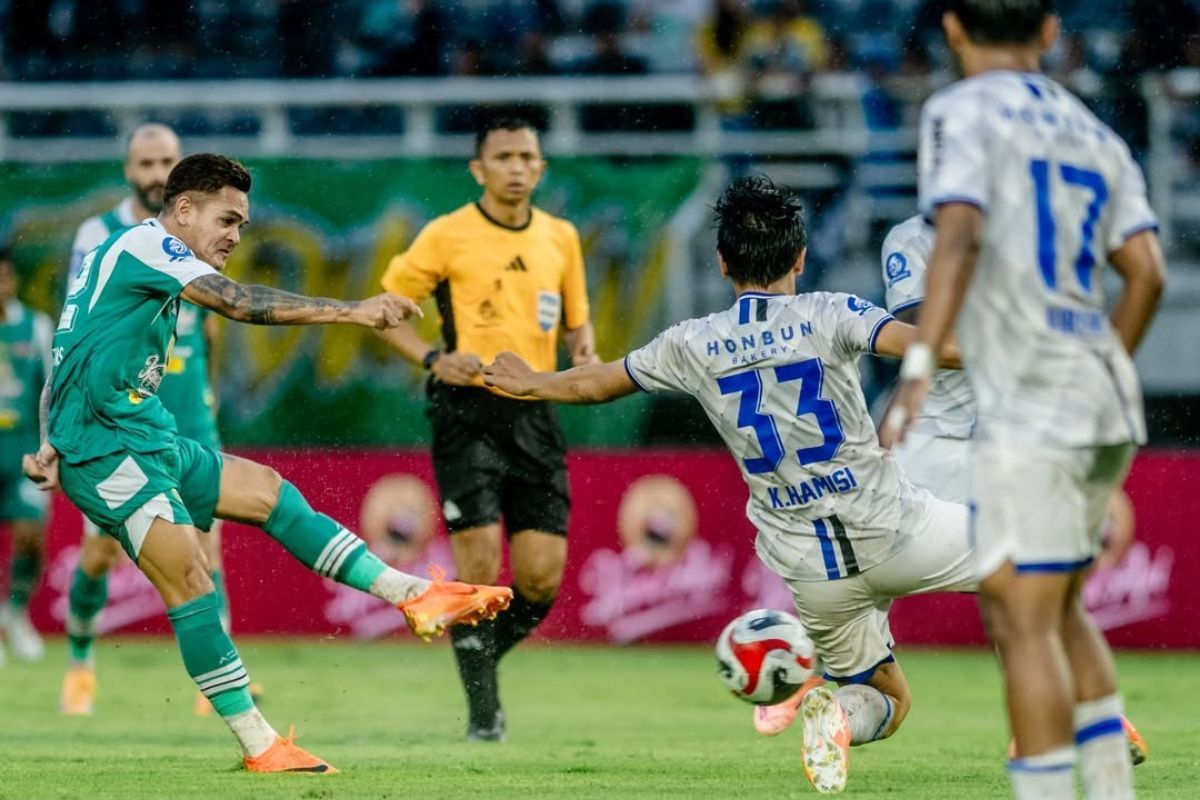 Persebaya dan Madura United Menang Telak! Derbi Suramadu Jadi Sorotan Akhir Pekan