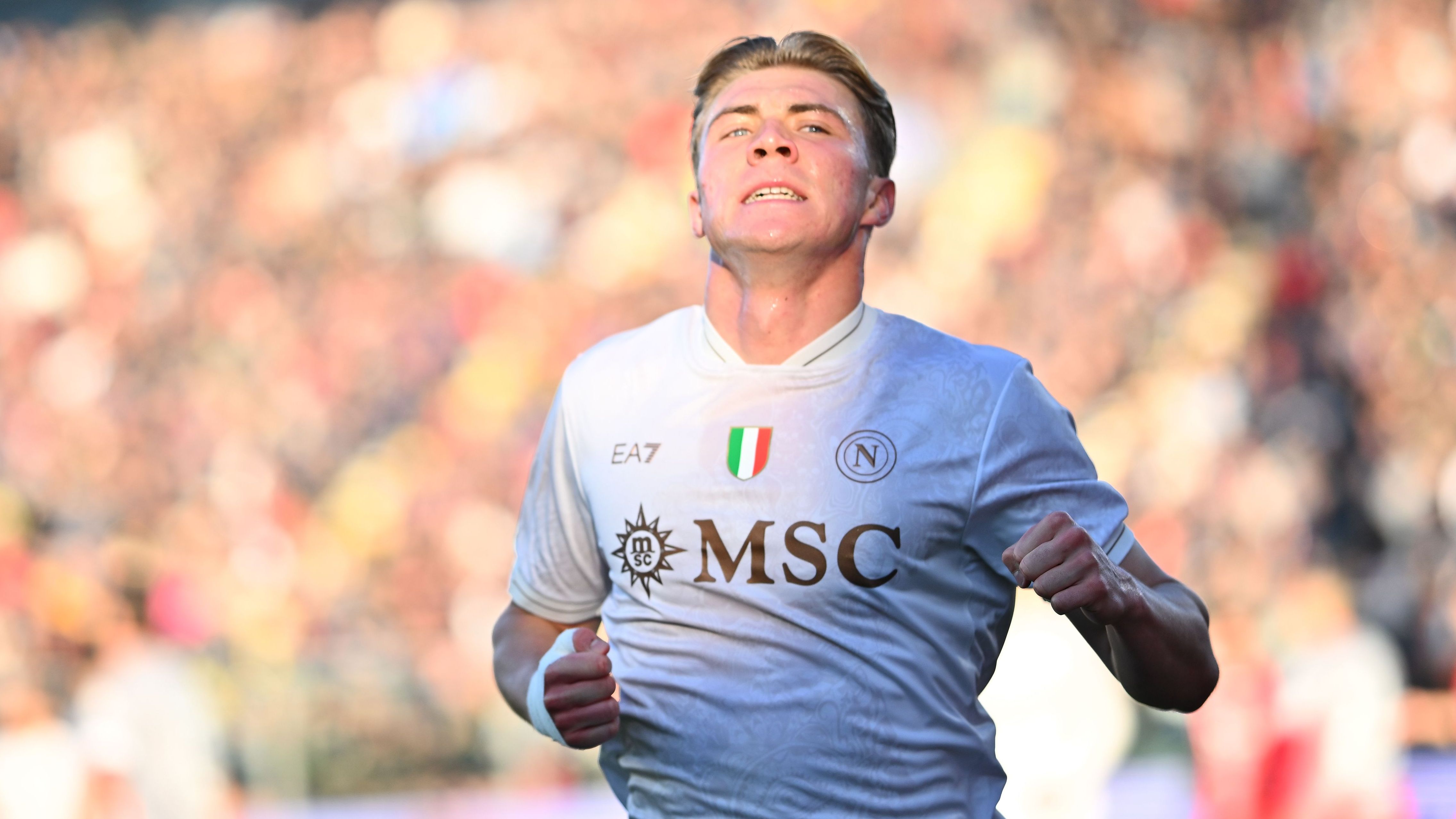 La doppietta di Hojlund stende la Cremonese e lancia il Napoli a -1 dal ...