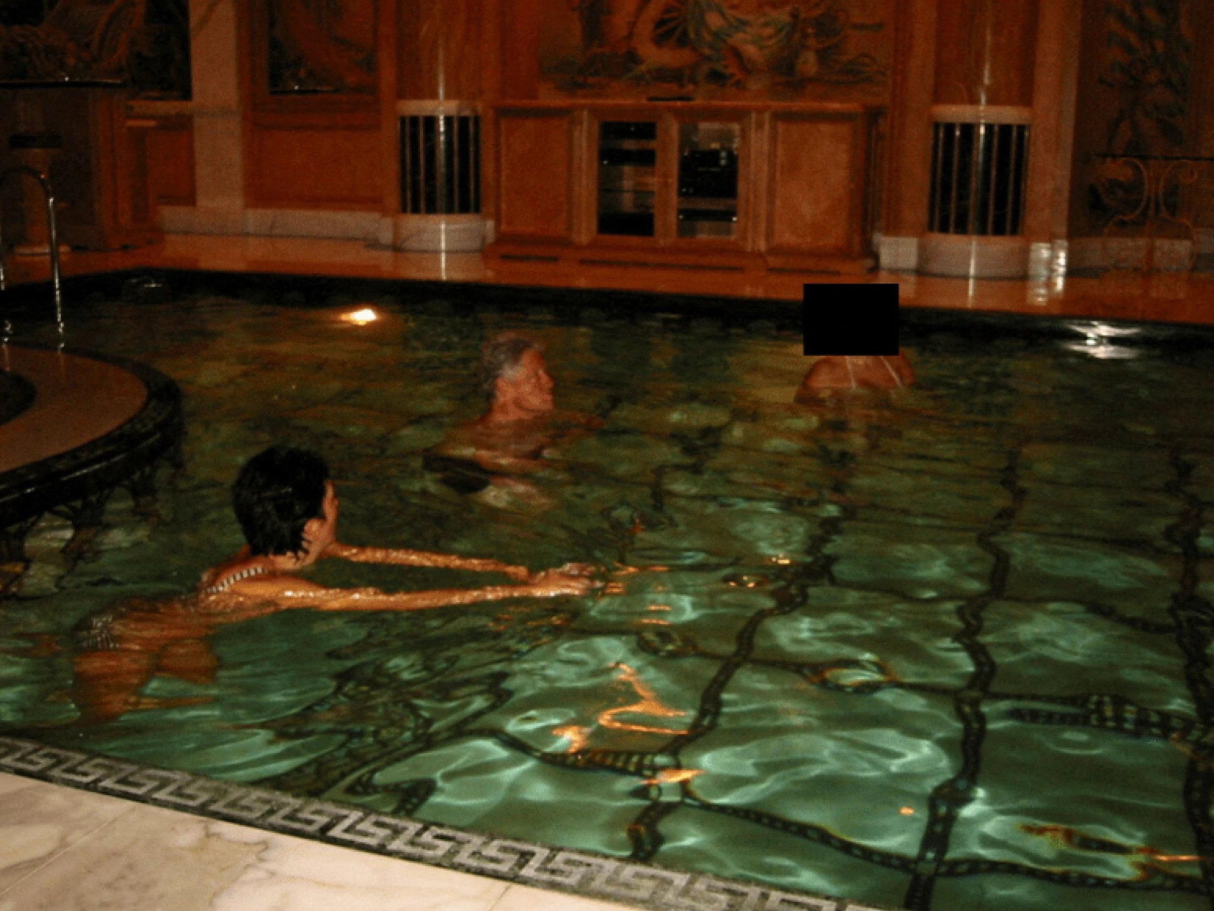 Bill Clinton im Pool mit Ghislaine Maxwell und einer Frau, deren gesucht unkenntlich gemacht wurde.