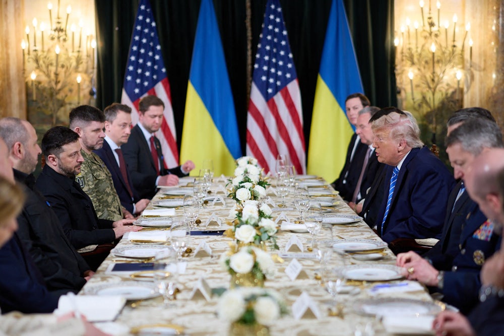 Selenskij und Trump sitzen sich gegenüber bei dem Arbeitsessen, an dem unter andern der Sondergesandte Steve Witkoff und Trumps Schwiegersohn Jared Kushner teilnehmen.