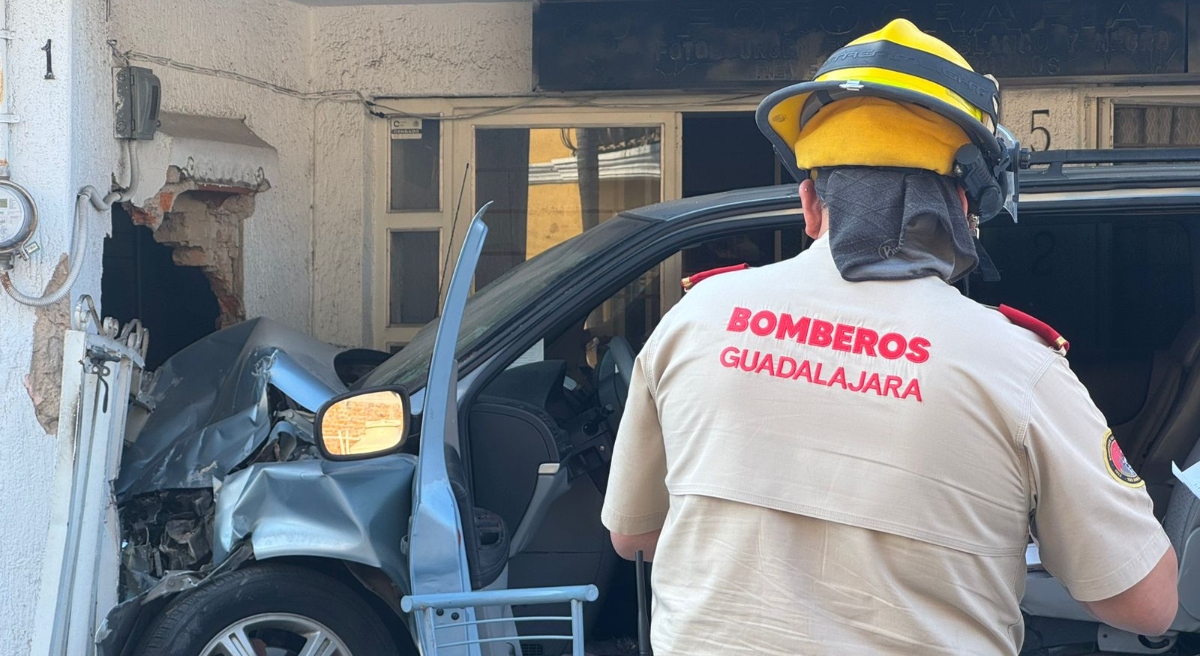 Conductora pierde el control de su camioneta y se impacta contra dos ...