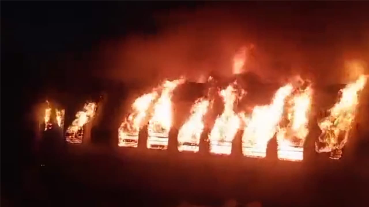 Train fire : విశాఖపట్నంలో ఘోర ప్రమాదం.. రైలులో చెలరేగిన మంటలు