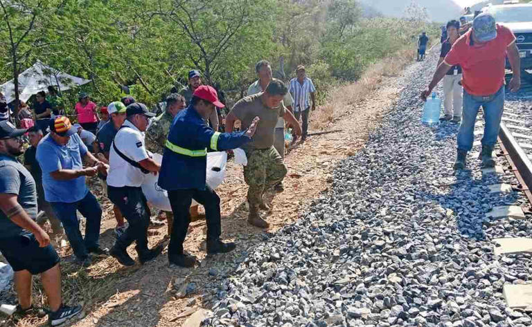 Tras el accidente, 36 personas fueron hospitalizadas en clínicas del IMSS en los municipios de Matías Romero y Salinas Cruz, y en centros del IMSS-Bienestar de Juchitán e Ixtepec. Foto: Alberto López / EL UNIVERSAL