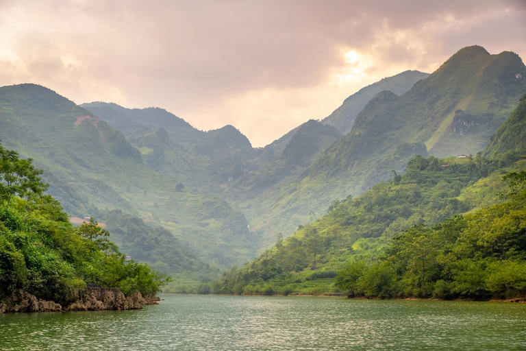 in-northern-vietnam-this-vertiginous-route-runs-through-breathtaking