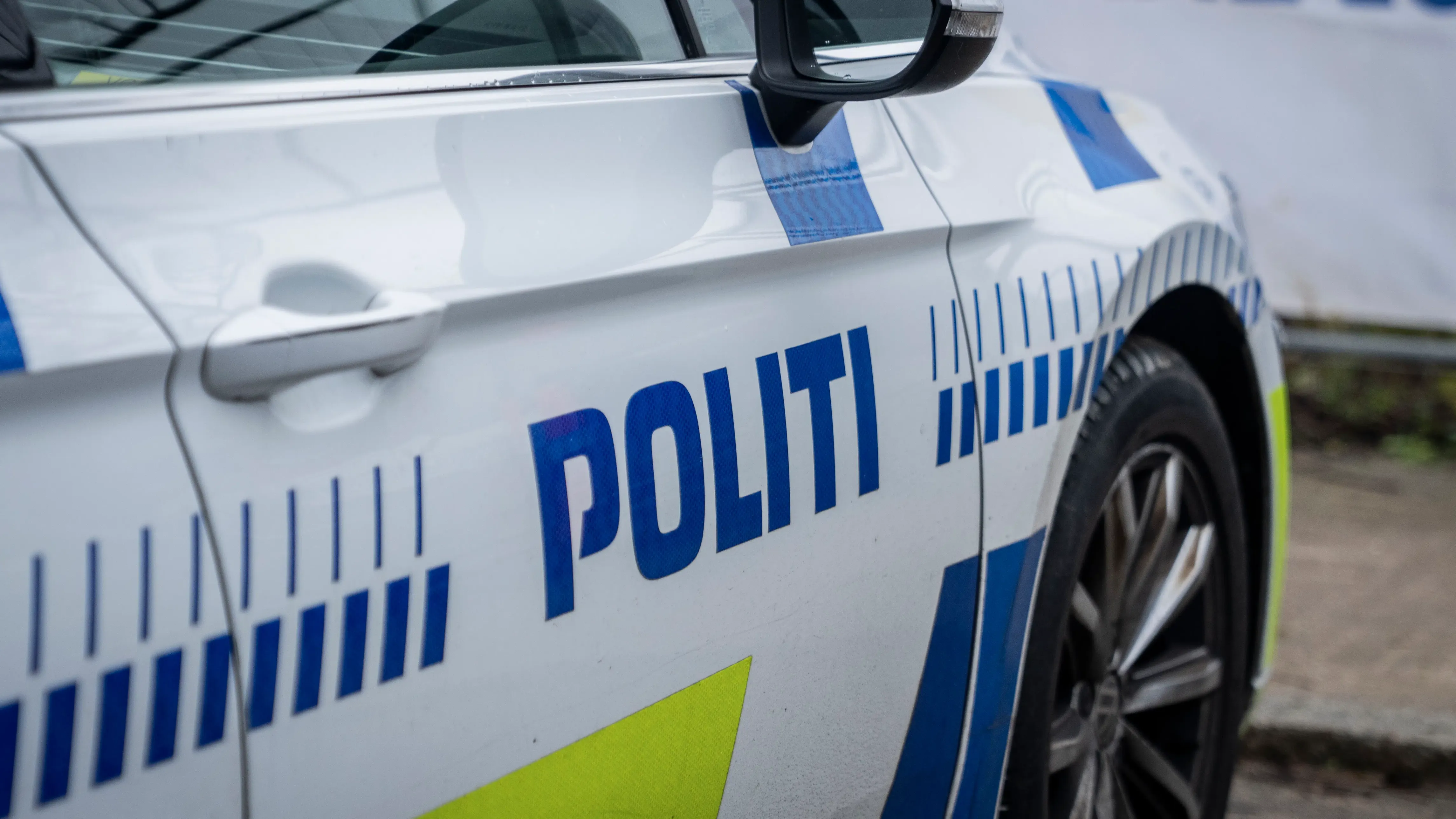 mand-raserede-dansk-by-smadrede-flere-biler-og-tog-i-kvickly