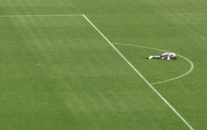 Thủ môn đột nhiên ngất xỉu khiến tất cả bàng hoàng, lý do hóa ra không nguy hiểm