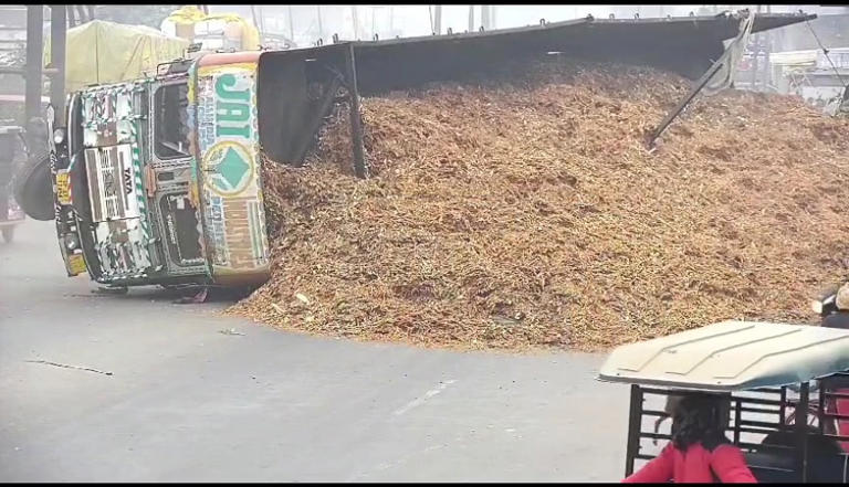 The truck was overloaded with husk.