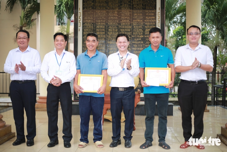 Khen thưởng đột xuất hai người dân tự nguyện giao chim hồng hoàng quý hiếm ở Xuân Thới Sơn