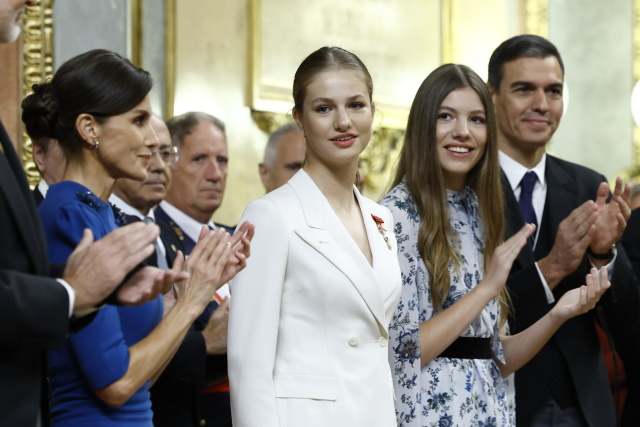 La prensa francesa ensalza a Leonor por fin de año: "Ataviada con un atuendo digno de Top Gun, es la heredera más cualificada de Europa"