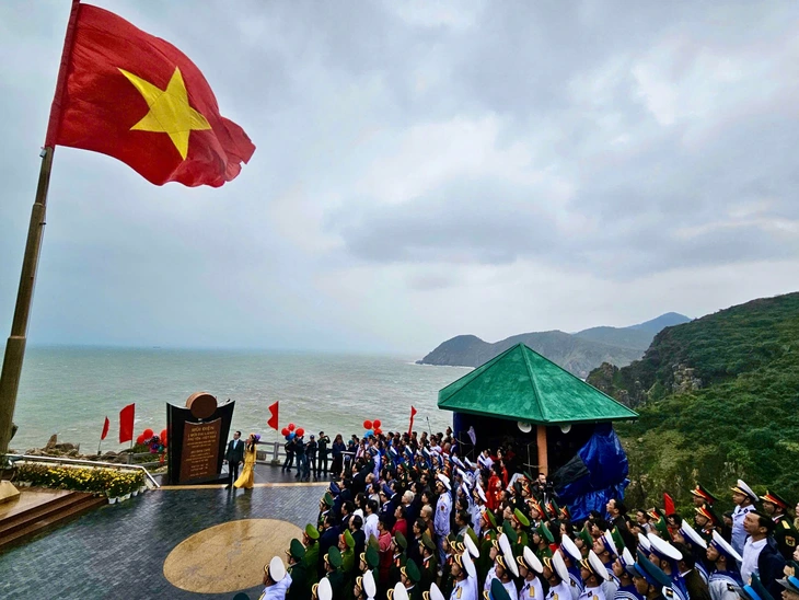 Đắk Lắk chào cờ đầu năm ở Mũi Điện, countdown tại Buôn Ma Thuột