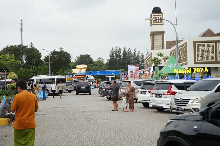 Area istirahat penuh saat arus balik? Keluar tol mungkin jadi jalan keluar