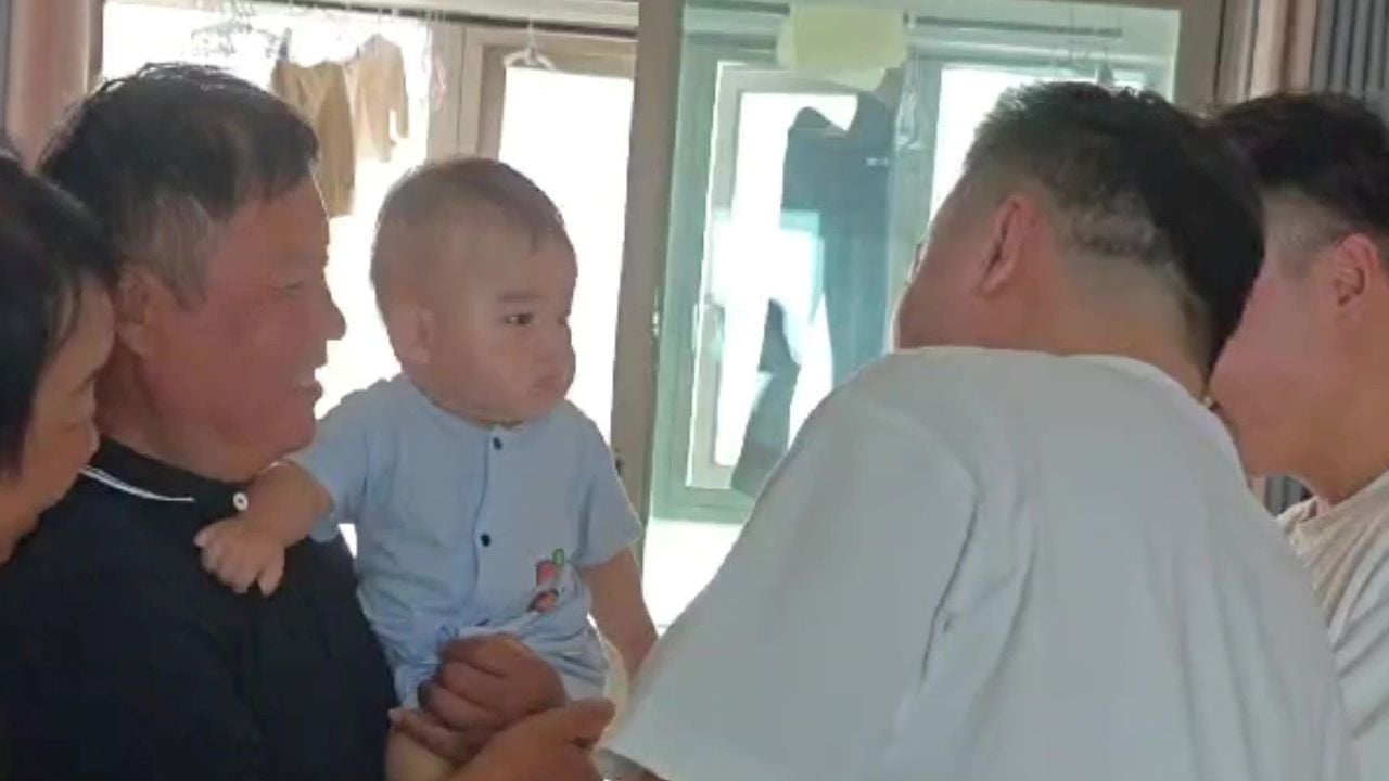 Baby can’t tell his dad and his identical twin apart