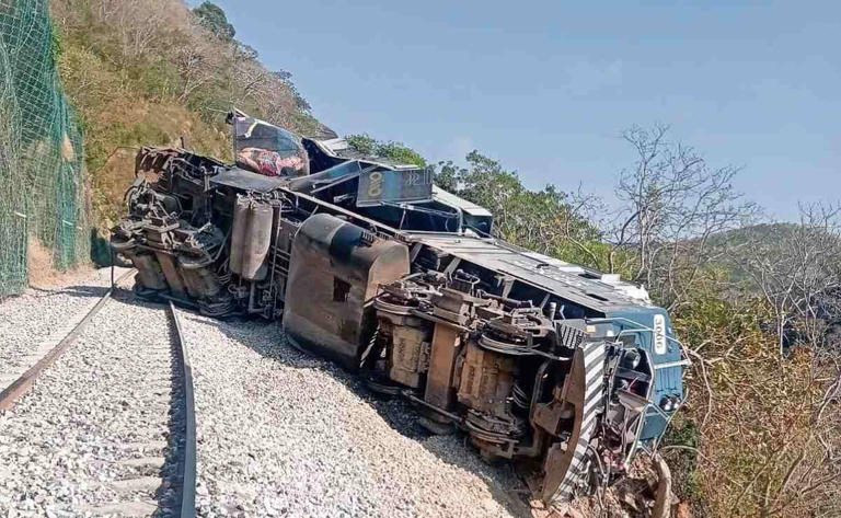 El tren llevaba 250 personas y se descarriló sobre el kilómetro 230+300 de la línea Z, entre las poblaciones de Nizanda y Chívela; uno de los vagones cayó al barranco. Foto: Especial