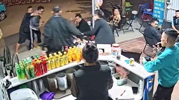 Bến xe Giáp Bát: Thanh niên bị đâm trọng thương sau xô xát