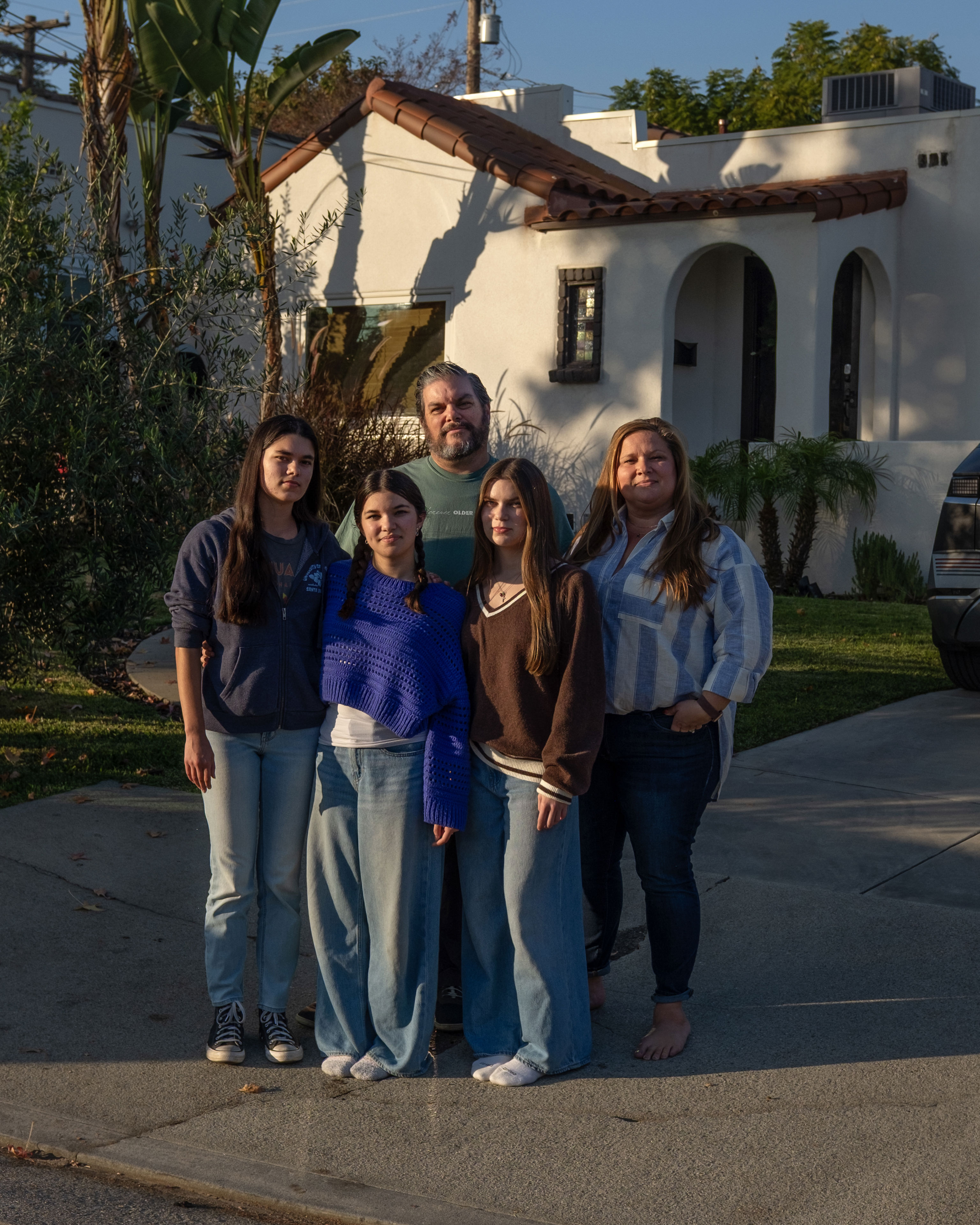 De izquierda a derecha, Corinne, 18, Mia, 13, Jeff, Elianna, 16 y Jodi Moreno frente a su casa en Pasadena.