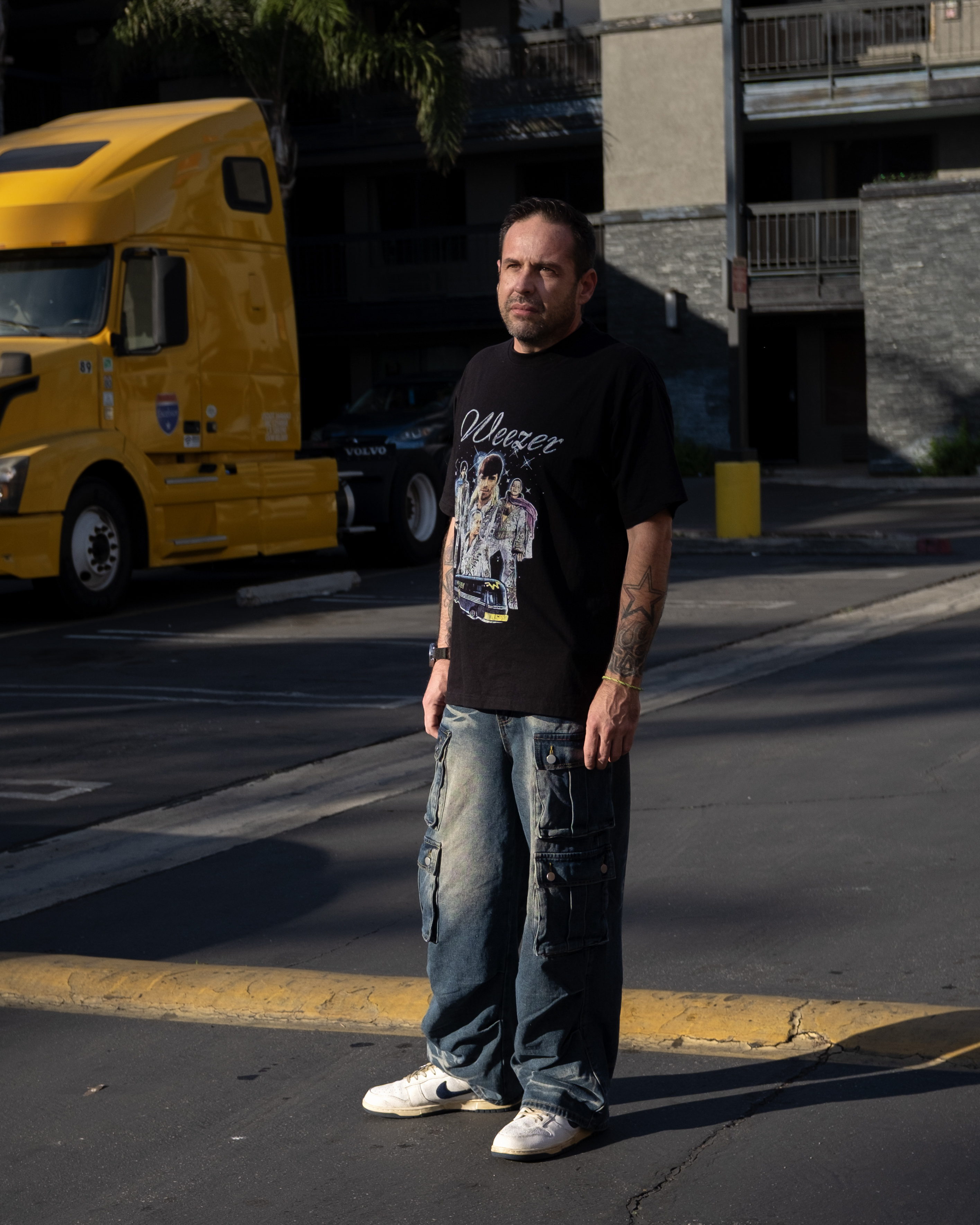 Daron Anderson, de 46 años, frente al motel en el que vive en Pasadena.