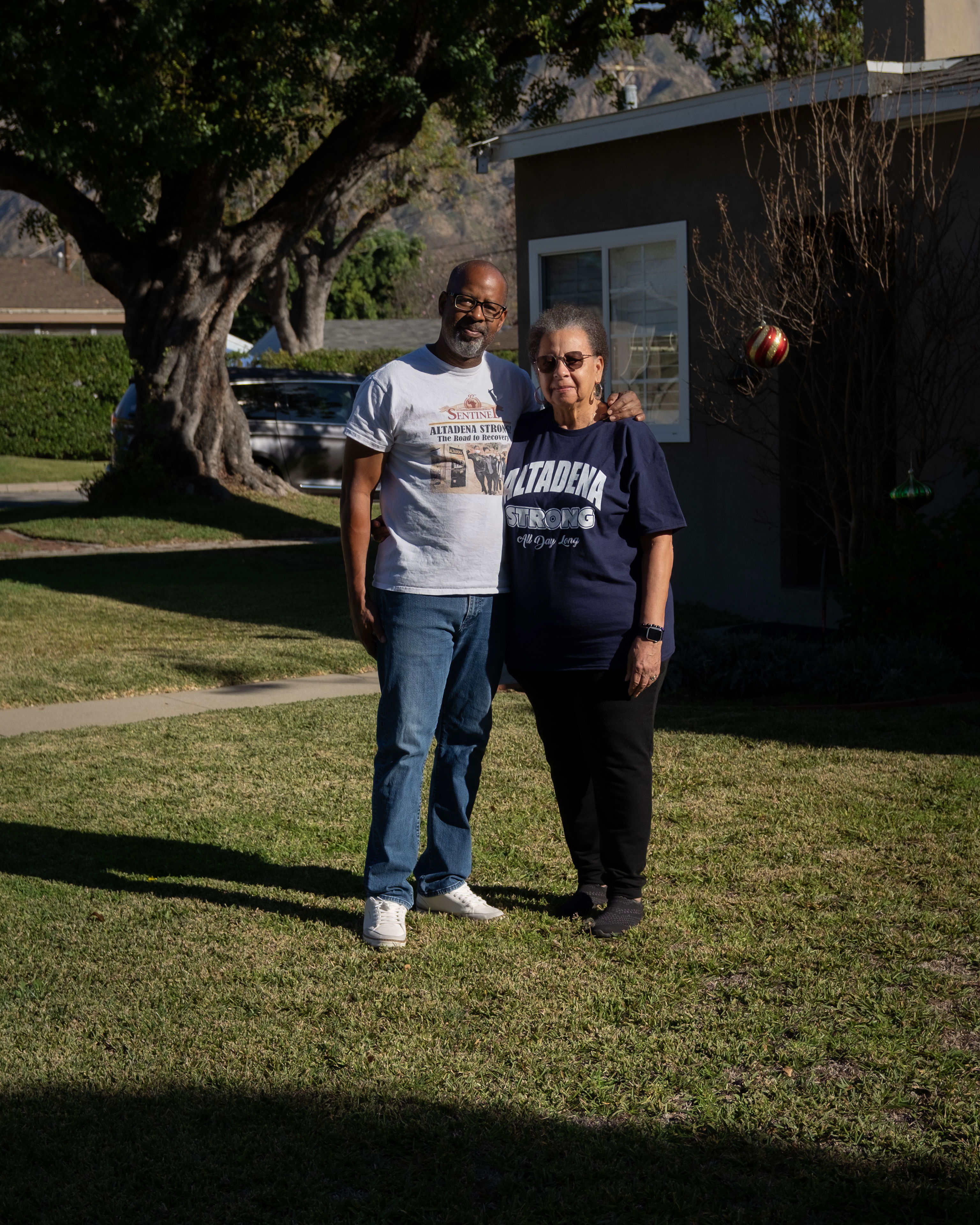 Todd Betts, de 55 años, y su madre, Bunny Betts, de 79 años, en el patio delantero de su casa en Pasadena.