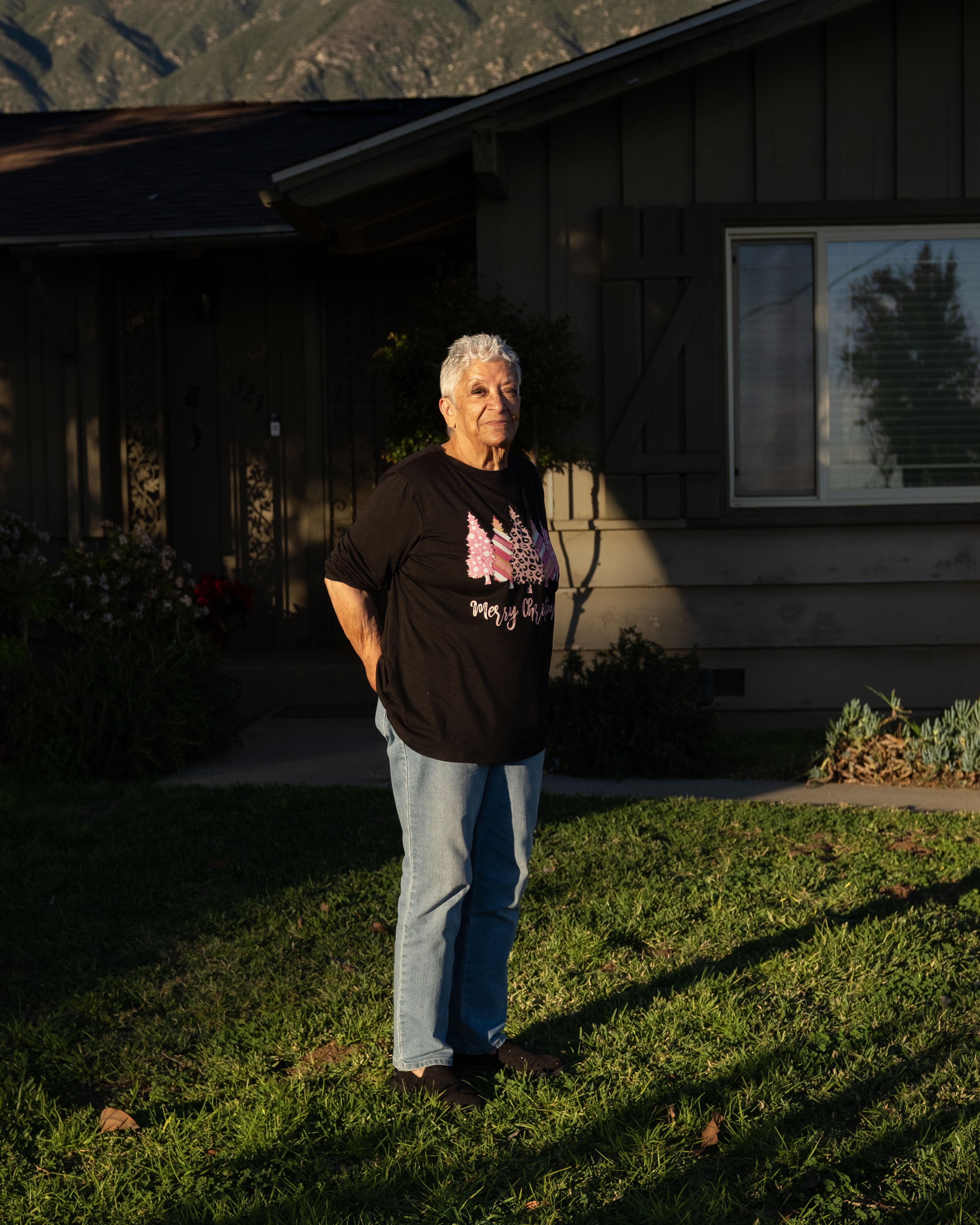 Jennie Bridges, de 78 años, frente a su casa de Altadena, que sobrevivió al incendio.