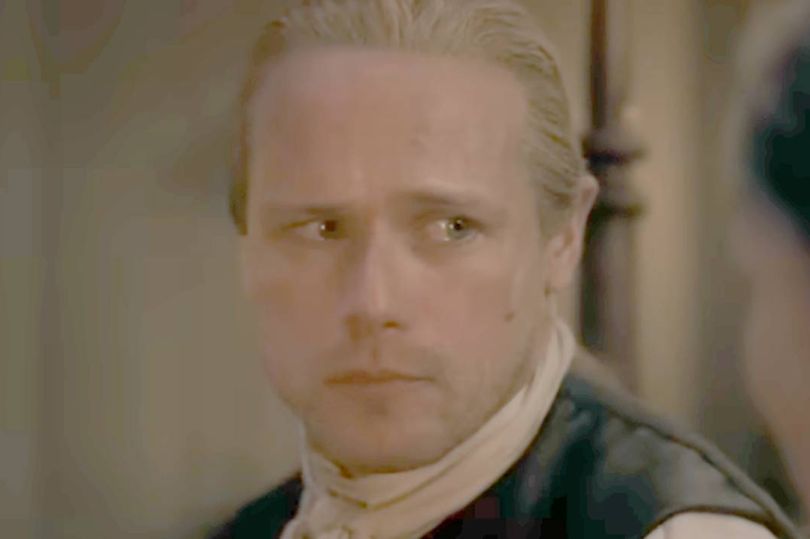 Un hombre con cabello rubio parece triste