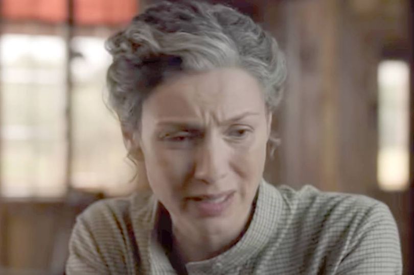 Una mujer con cabello gris habla