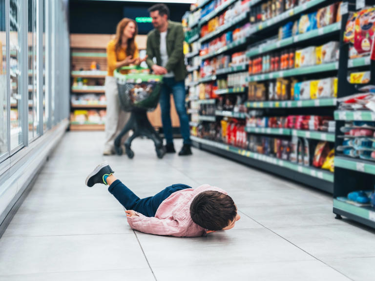 I'm a parenting coach and mom of 3. Here's how I avoid shopping meltdowns.