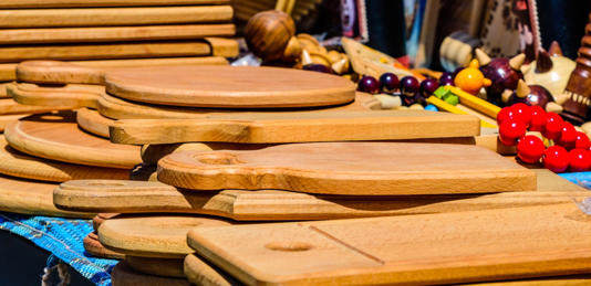 ألواح التقطيع بين الزجاج والبلاستيك والخشب: ما الأفضل ولماذا؟