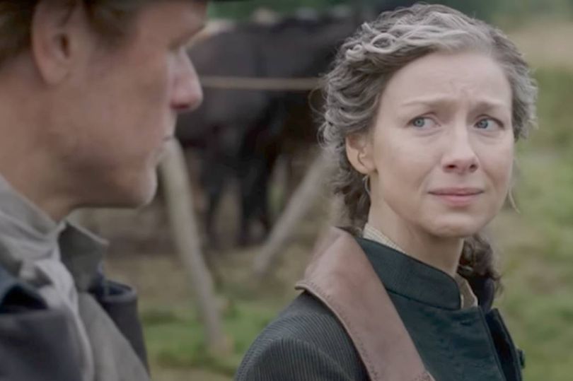 Una mujer parece triste mientras mira a un hombre