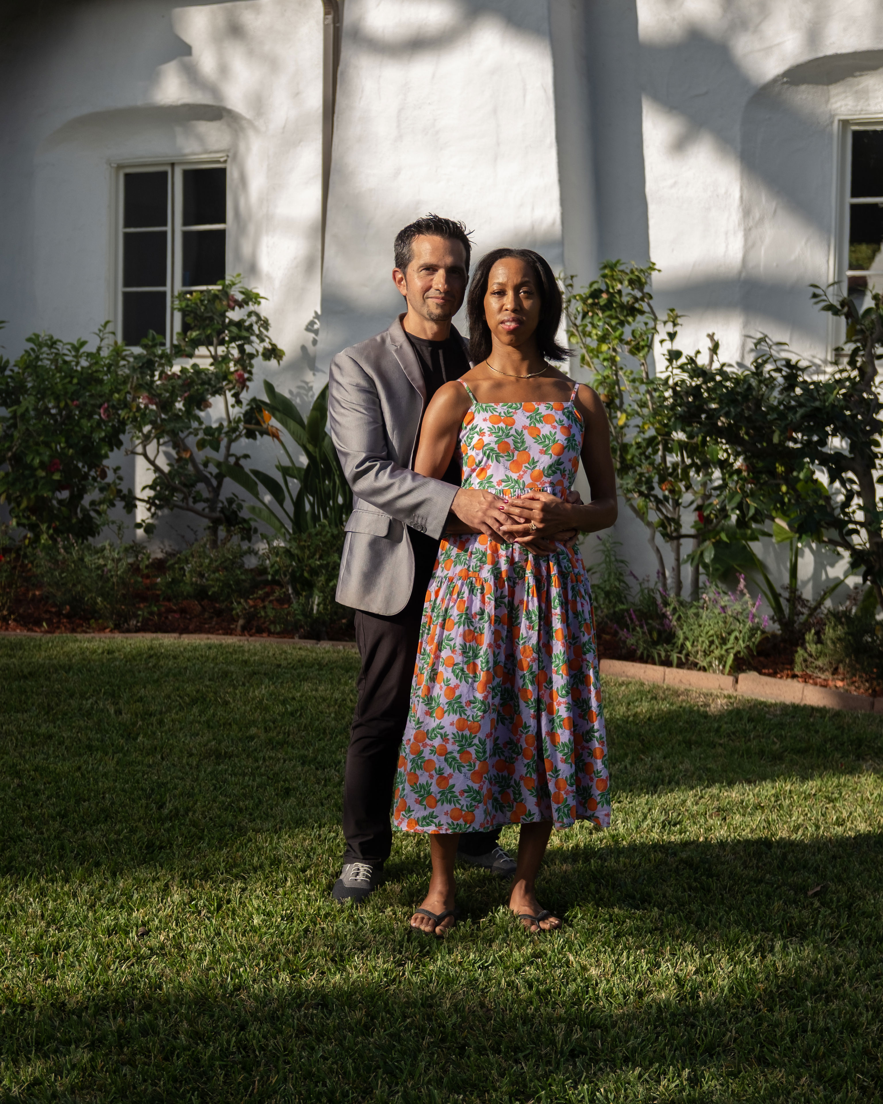 Jethro, de 44 años, y Brittany Rothe-Kushel, de 40, en el patio delantero de su casa en San Marino.