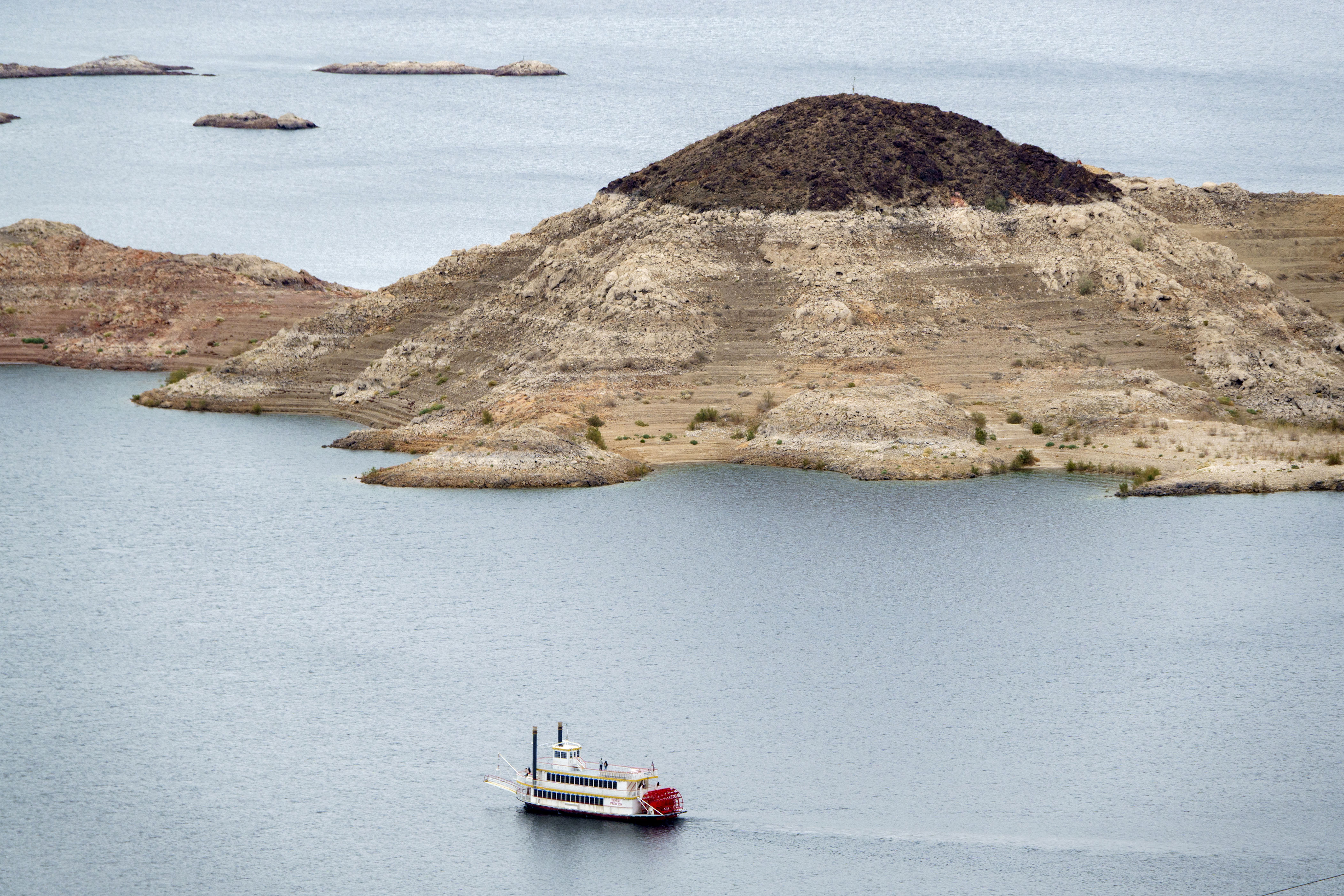 Lake Mead boaters issued warning: "Dangerous lake conditions"<br>