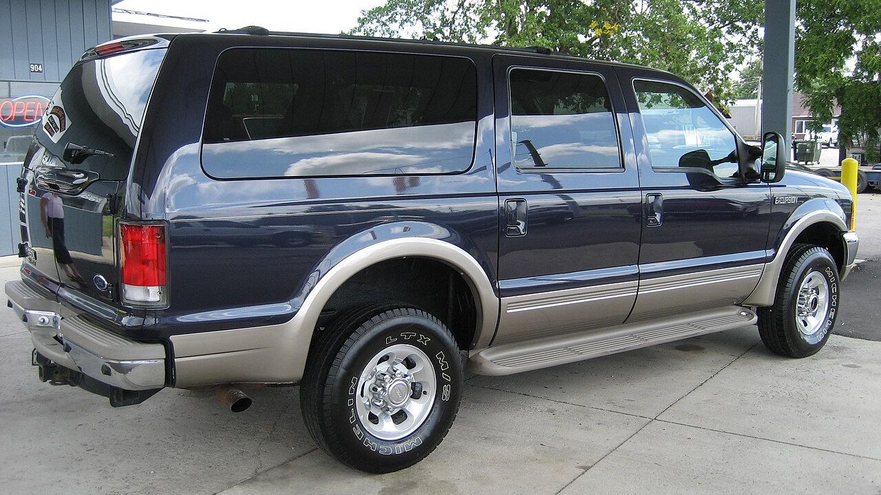 Court orders tire manufacturer to pay victims $220 million after fatal Ford Excursion crash<br>