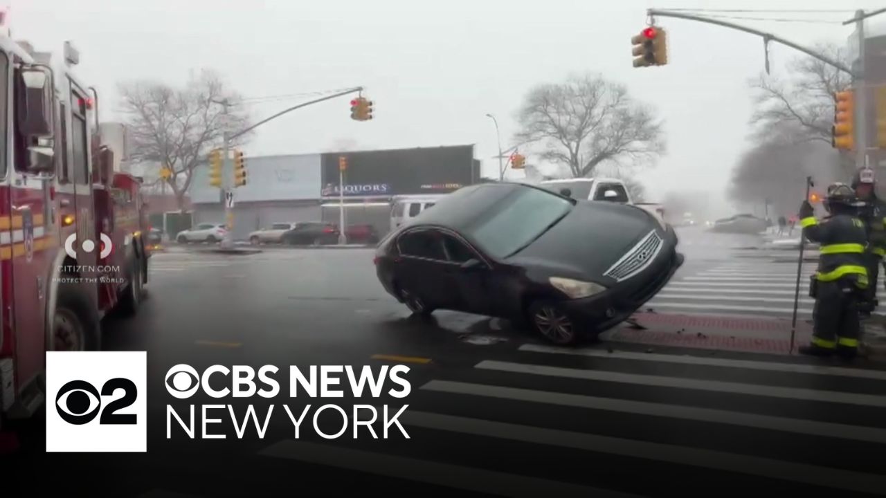 Car gets wedged on pole after Brooklyn driver crashes into divider