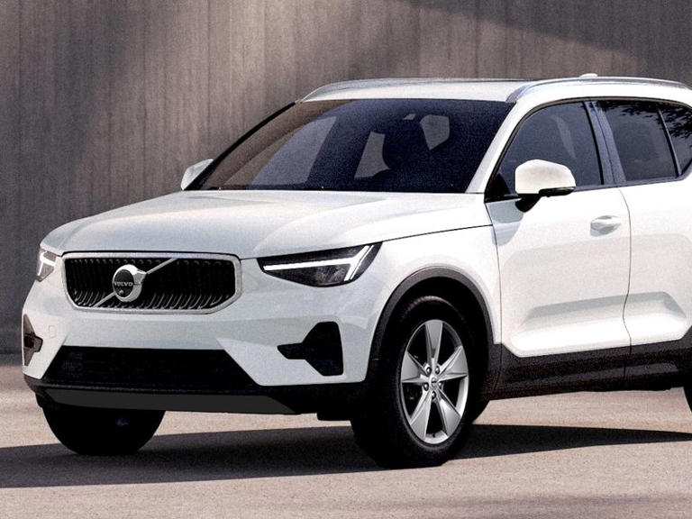 9万→7万　ほぼ未使用 装備充実のエントリー・モデル【529万円で100台限定】「ボルボXC40