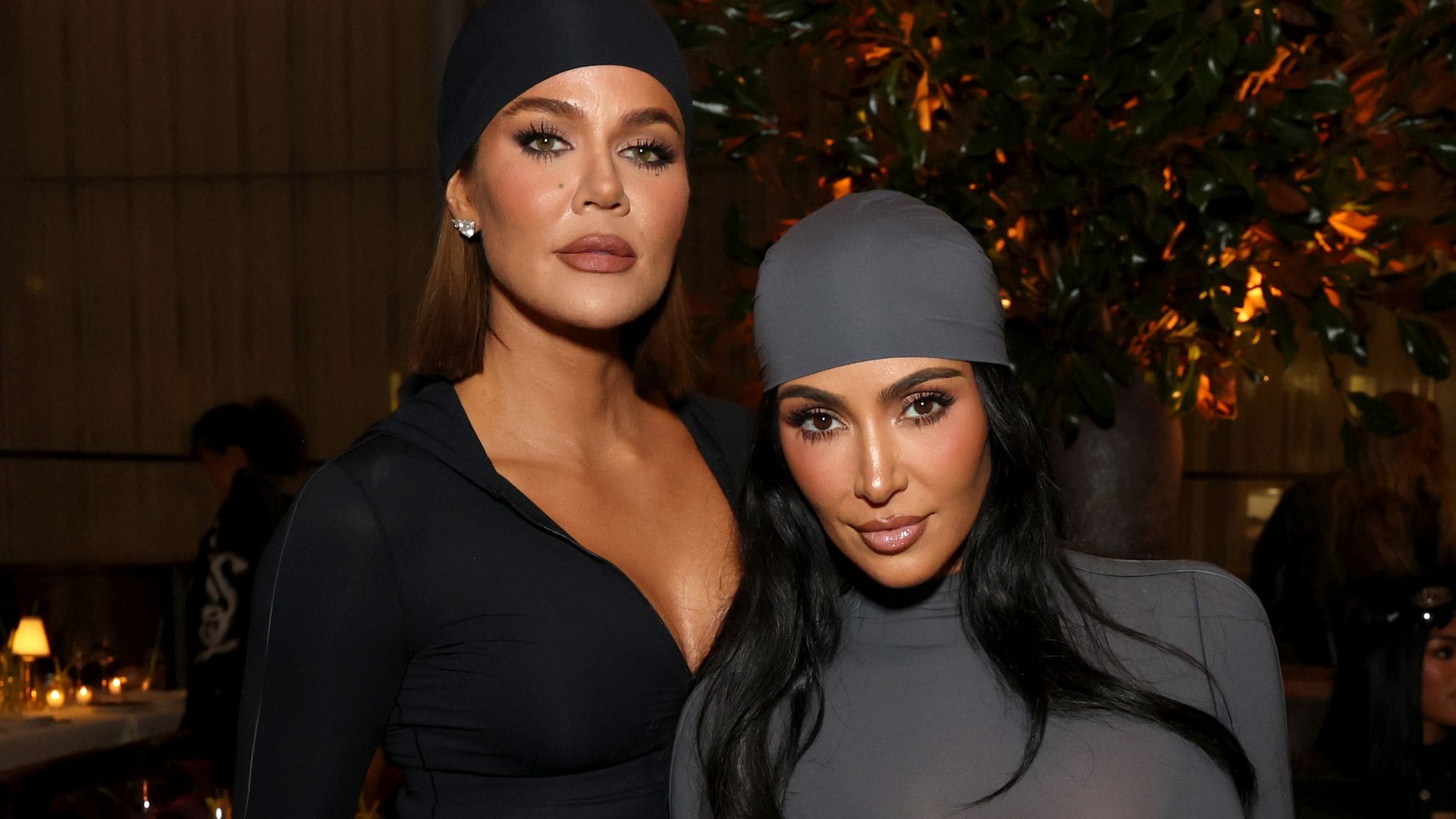 Khloé y Kim Kardashian fueron criticadas por PETA por regalar cachorros a sus hijos.
