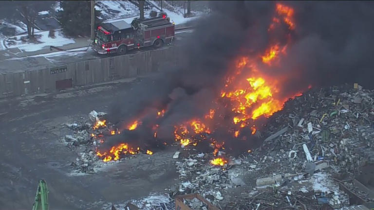 Crews battle large fire on Chicago’s West Side