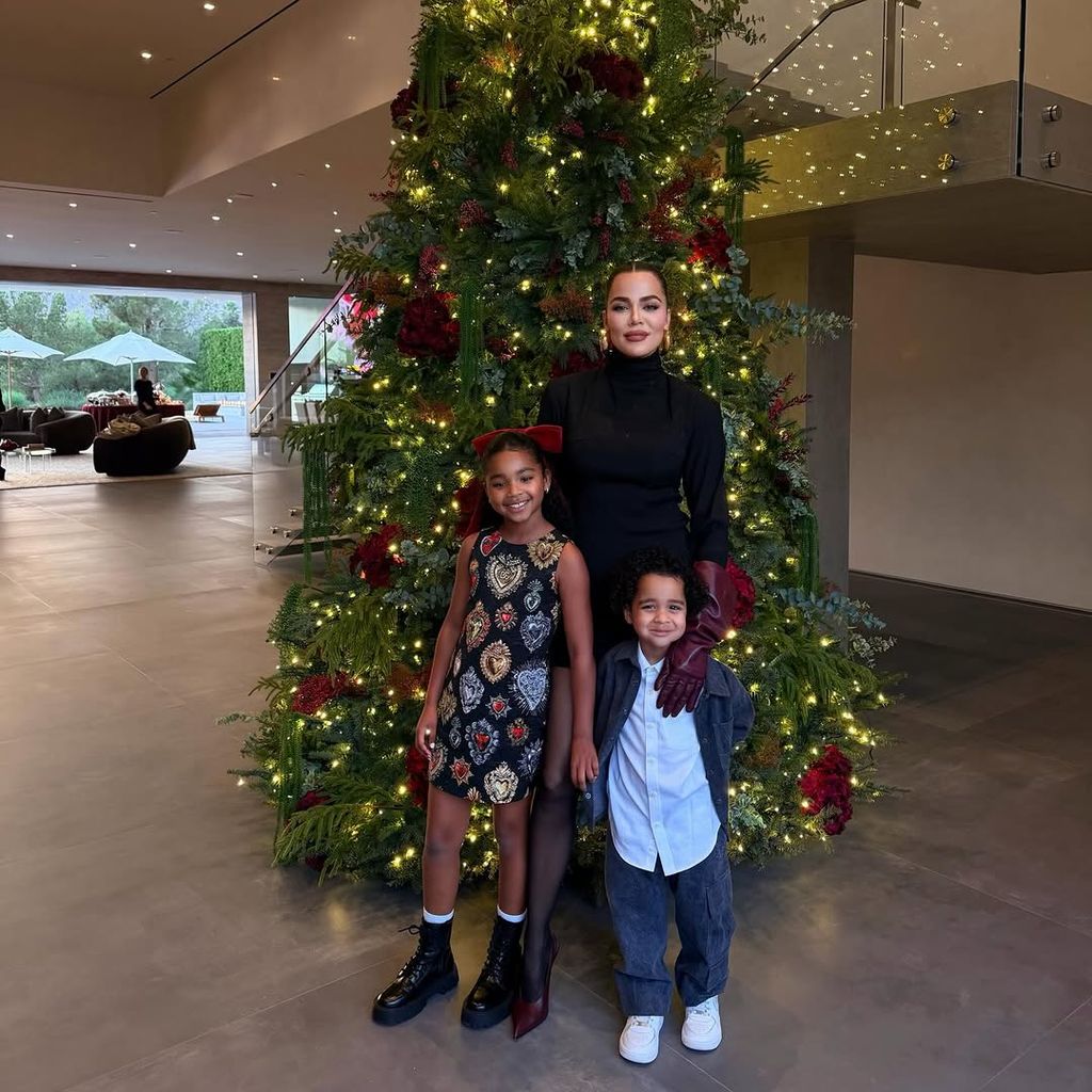 Khloé Kardashian y sus hijos True y Tatum Thompson antes de Navidad.