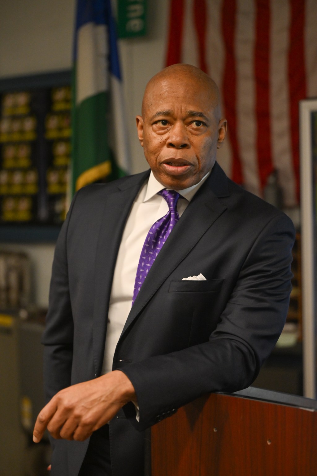 Eric Adams no está seguro de asistir a la toma de posesión de Zohran Mamdani y afirma que sus partidarios protestan por todo.