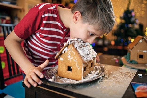 I asked experts when (and if) it's safe to eat your gingerbread house ...