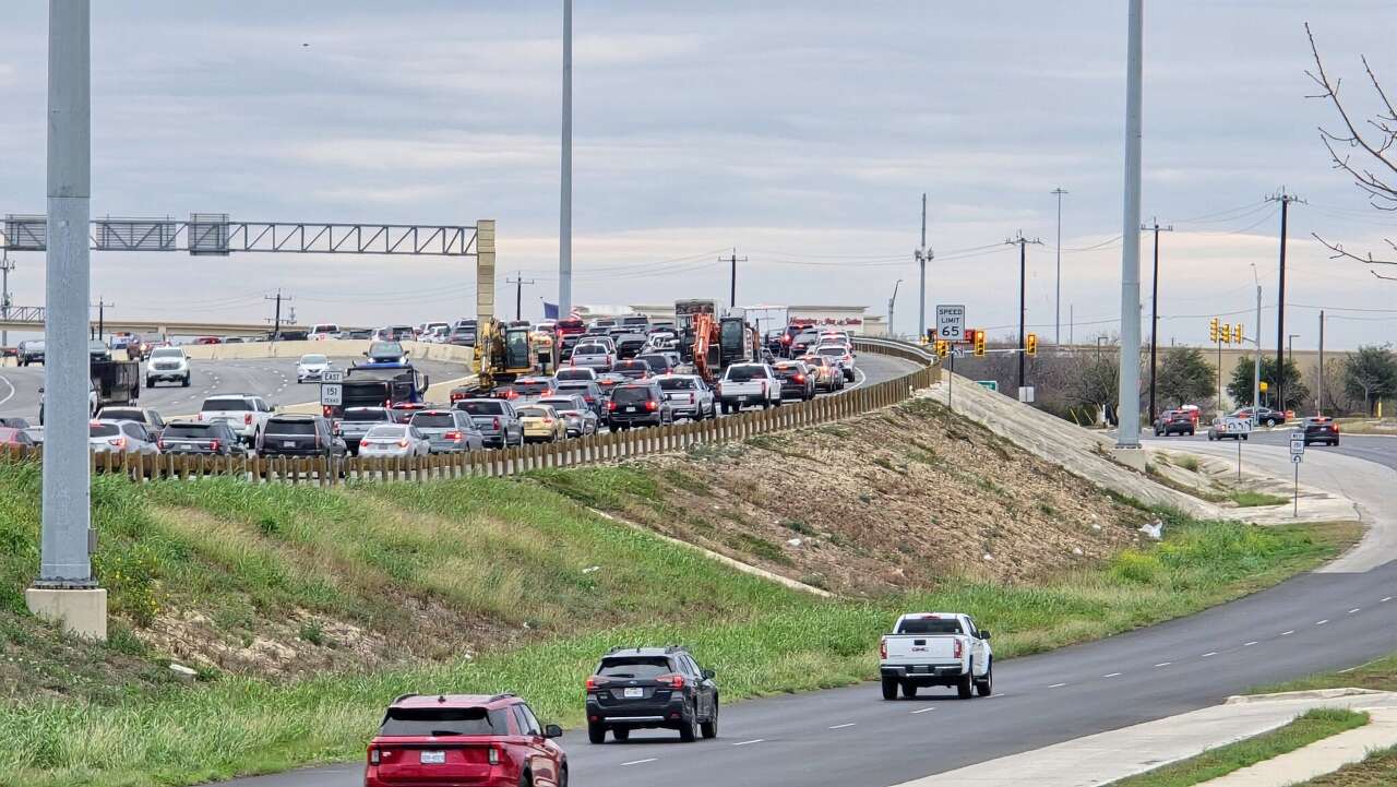 Multi-vehicle crash near Loop 410, Highway 151 shuts down lanes
