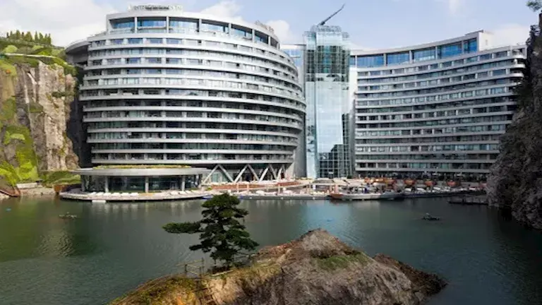 أغرب فندق في العالم يقع في حفرة تحت الأرض