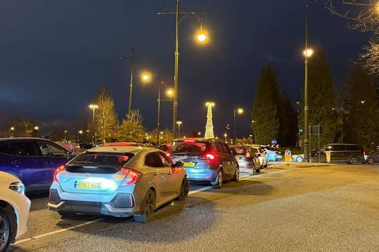 Trafford Centre 'chaos' as shoppers 'stuck for hours' in gridlocked car ...