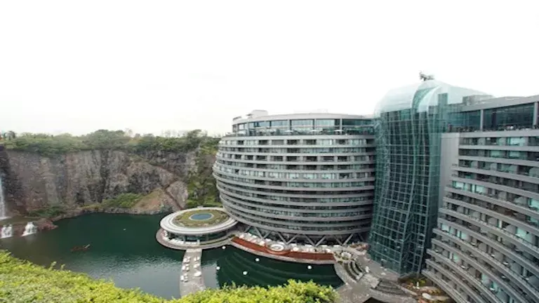 10 صور لـ أغرب فندق في العالم- يقع في حفرة تحت الأرض كتبت- أسماء مرسي: فندق إنتركونتيننتال شانجه