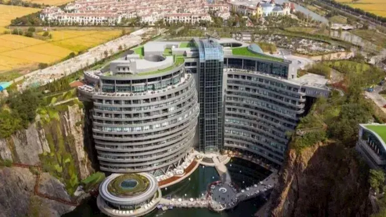 أغرب فندق في العالم يقع في حفرة تحت الأرض