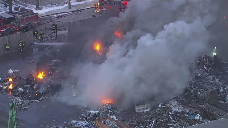 Crews battle large fire on Chicago’s West Side