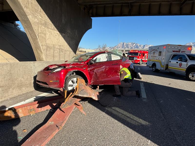 Traffic alert: Crash closes all lanes westbound I-215 S near 700 West<br>