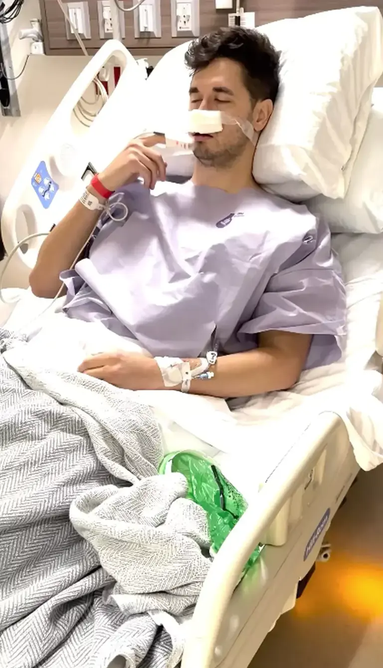 Un hombre despierta tras una cirugía hablando español con fluidez sin ...