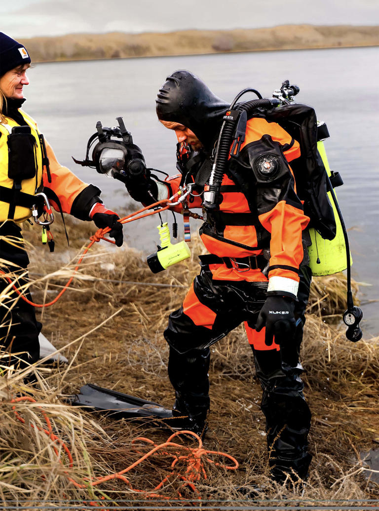 Couple escape after Jeep sinks in frigid Columbia River current