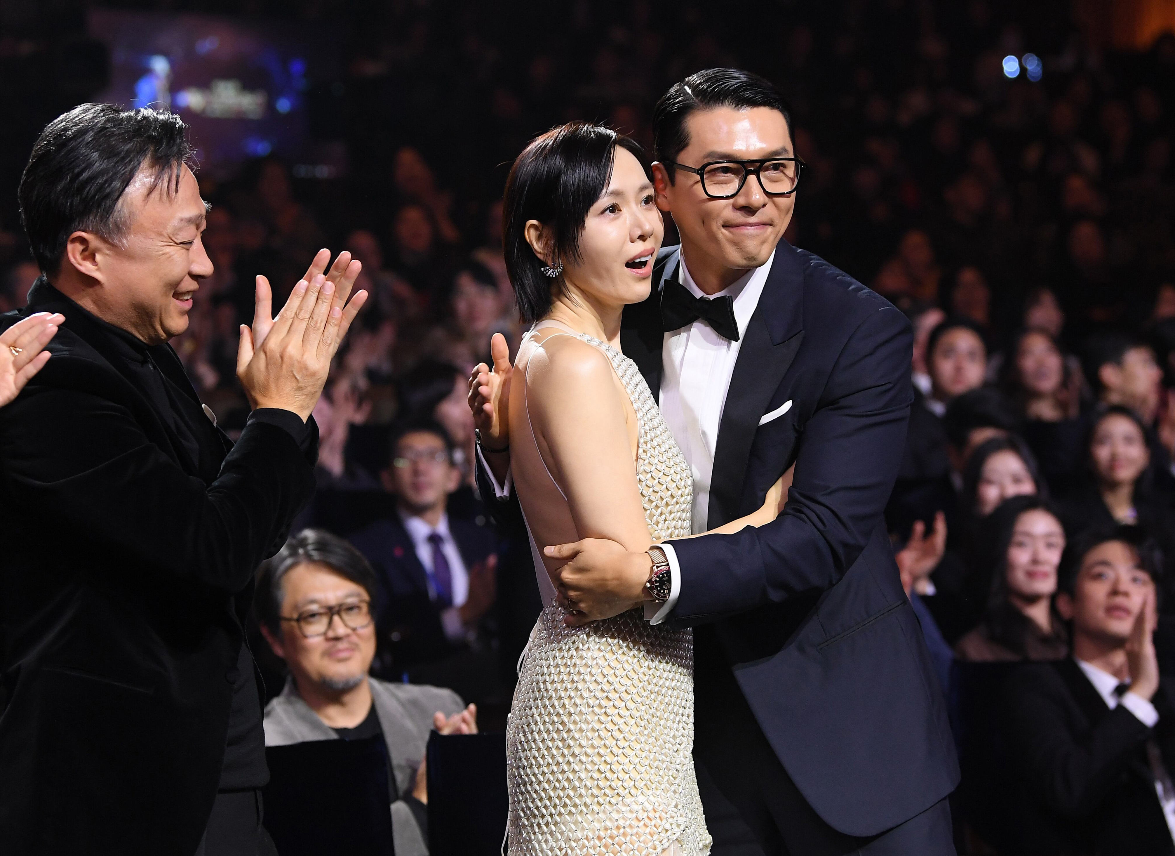 Hyun Bin, Son Ye-jin donate 200 million won to medical center