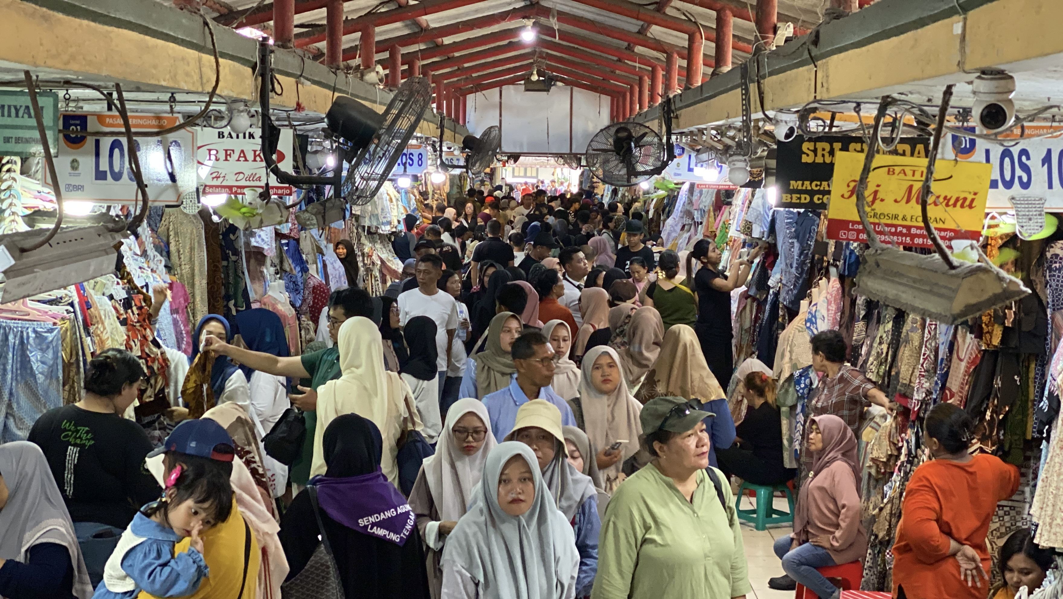 Pengunjung Beringharjo Jogja Membanjiri Pasar