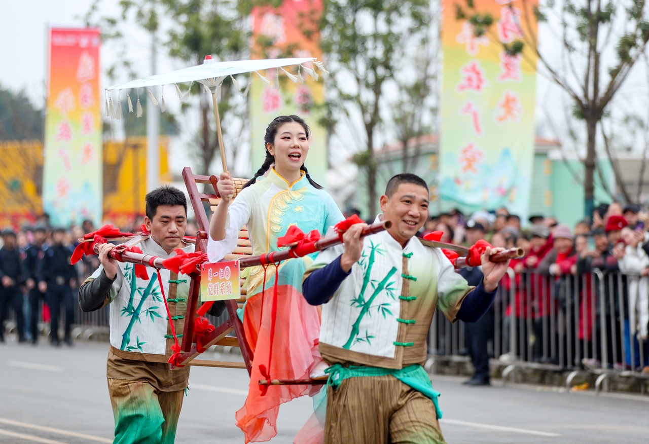 四川华蓥：滑竿抬幺妹 快乐迎新年