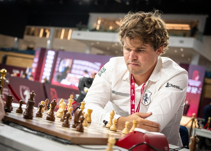 Carlsen đập bàn tức giận, thua sốc vì làm rơi quân cờ